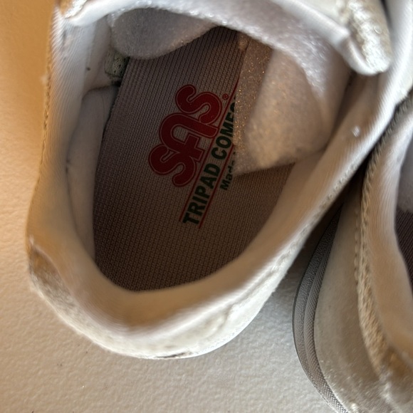 Tour Mesh Lace Up Sneaker. W’s Size 7M - Picture 6 of 8